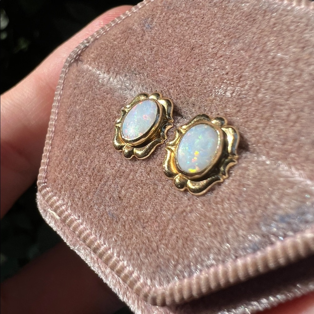 Vintage solid 14k yellow gold genuine opal earrings - Picture 6 of 16
